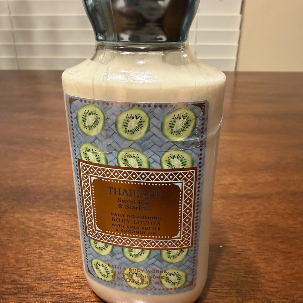 Bath & Body Works Thailand Sweet Lychee & Starfruit Lotion - Cream and Blue
